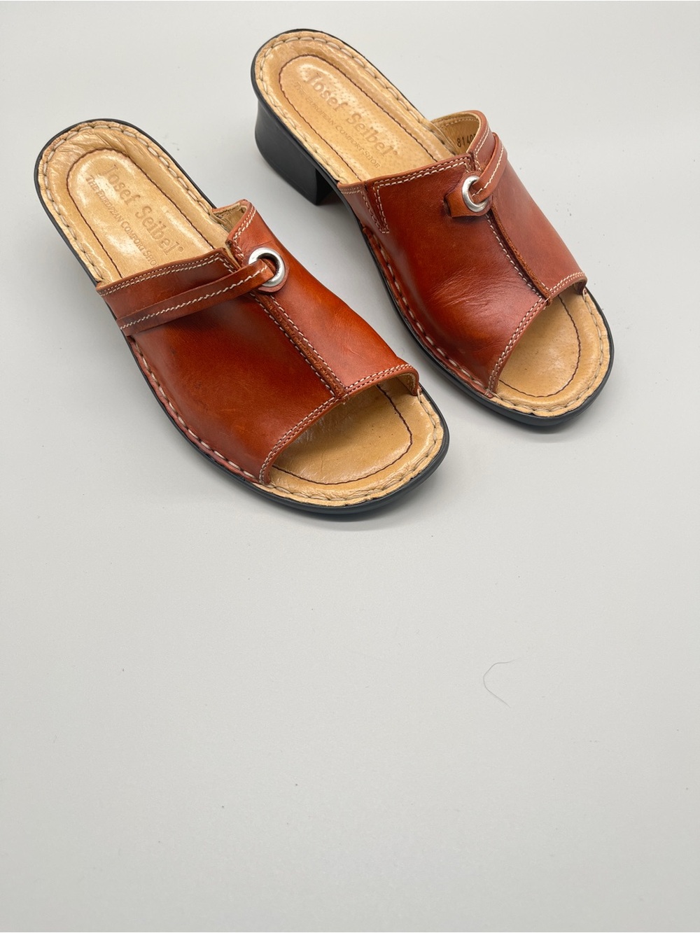 Josef Seibel open toe slide sandal. Size 37.
Brown leather with contrast stitch.